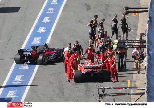 Carlos Sainz y Sebastian Vettel vuelven a boxes