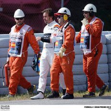 Fernando Alonso vuelve a boxes tras el fallo de su motor