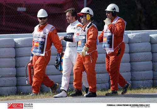 Fernando Alonso vuelve a boxes tras el fallo de su motor