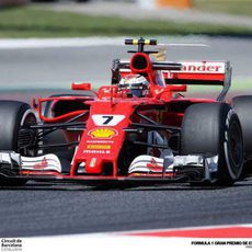 Kimi Räikkönen pilota el Ferrari en Montmeló