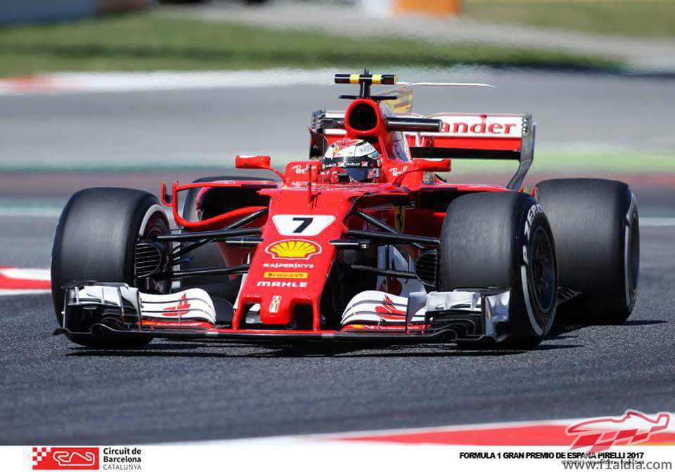 Kimi Räikkönen pilota el Ferrari en Montmeló