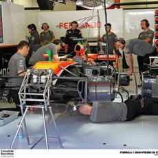 Trabajos en el coche de Fernando Alonso en Barcelona