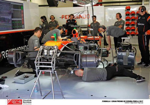 Trabajos en el coche de Fernando Alonso en Barcelona