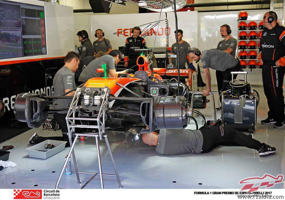 Trabajos en el coche de Fernando Alonso en Barcelona