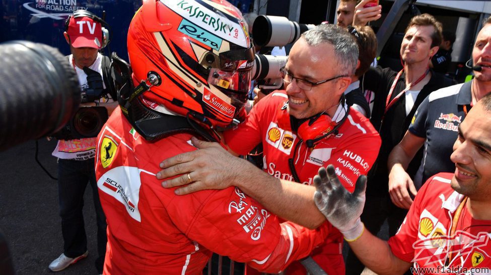 Kimi Räikkönen celebrando la pole