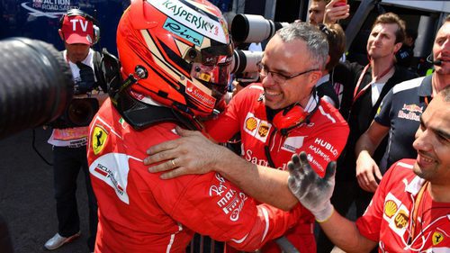 Kimi Räikkönen celebrando la pole