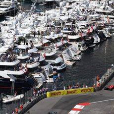 Kimi Räikkönen siendo observado por los barcos
