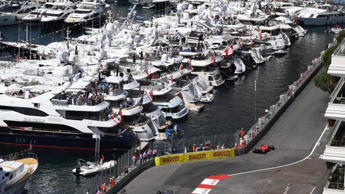 Kimi Räikkönen siendo observado por los barcos