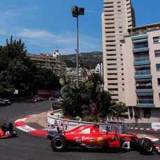 Los Ferrari pasan por la antigua curva de Loews