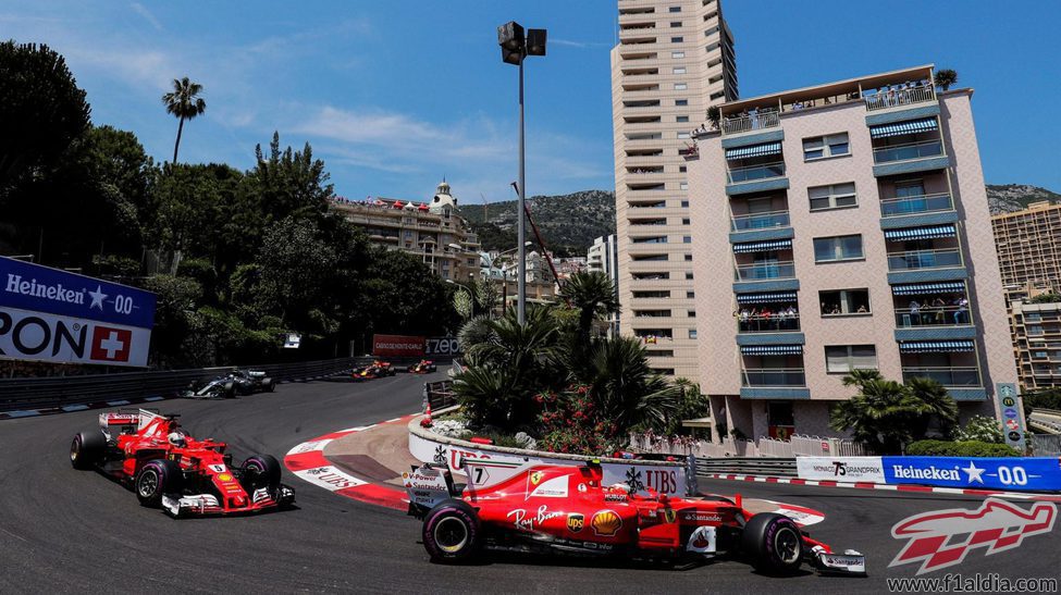 Los Ferrari pasan por la antigua curva de Loews