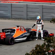 Fernando Alonso abandona tras un fallo hidráulico