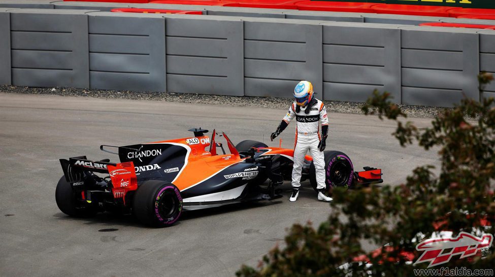 Fernando Alonso abandona tras un fallo hidráulico