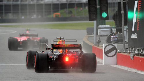 El Red Bull RB13 sale del pit-lane