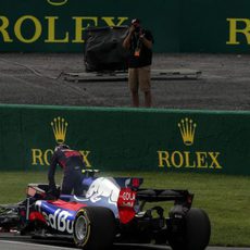 Carlos Sainz se baja del coche tras un problema hidráulico