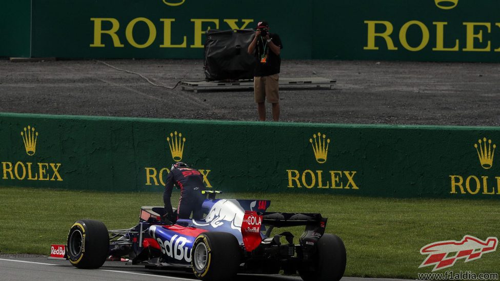 Carlos Sainz se baja del coche tras un problema hidráulico