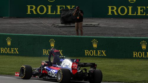 Carlos Sainz se baja del coche tras un problema hidráulico