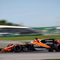 Fernando Alonso rueda en Canadá