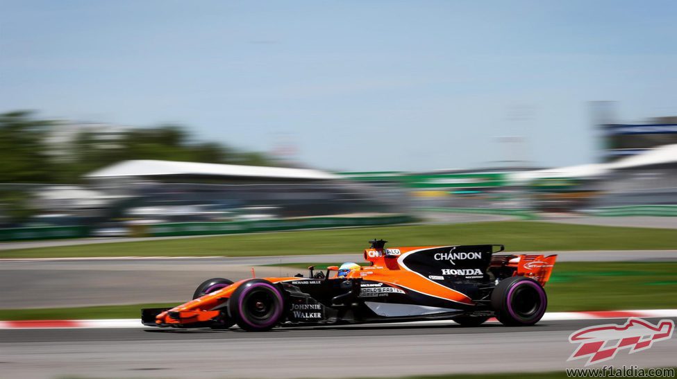 Fernando Alonso rueda en Canadá