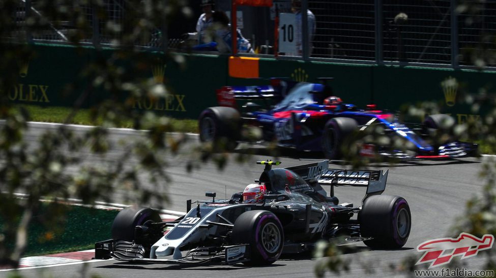 Sainz persigue a Magnussen en el circuito de Montreal