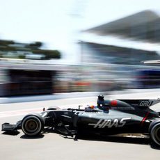 Romain Grosjean saliendo del garaje