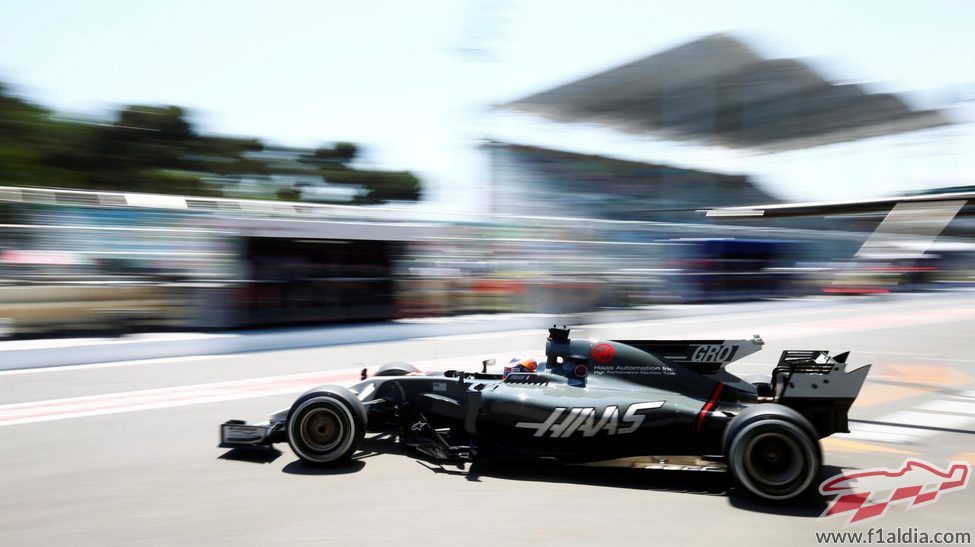 Romain Grosjean saliendo del garaje