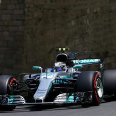 Valtteri Bottas rueda en el trazado de Bakú