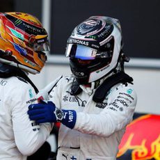 Valtteri Bottas y Lewis Hamilton se felicitan