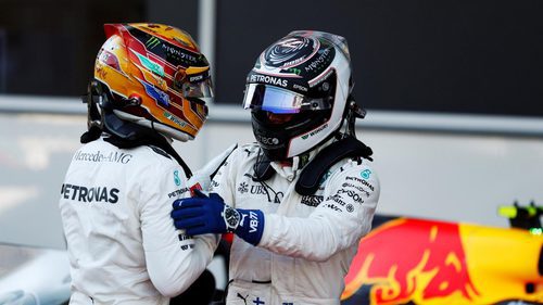 Valtteri Bottas y Lewis Hamilton se felicitan