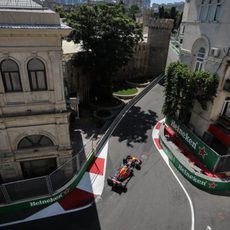 Max Verstappen entre las calles de Bakú