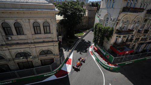 Max Verstappen entre las calles de Bakú