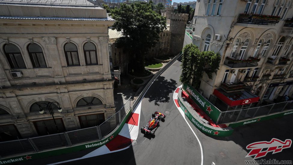 Max Verstappen entre las calles de Bakú