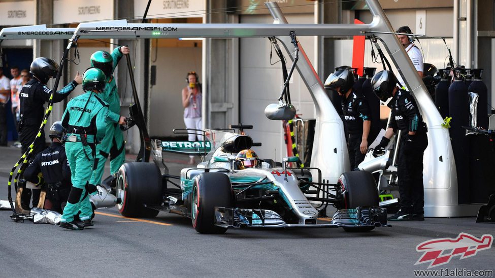 Lewis Hamilton, tras un pit-stop en Bakú