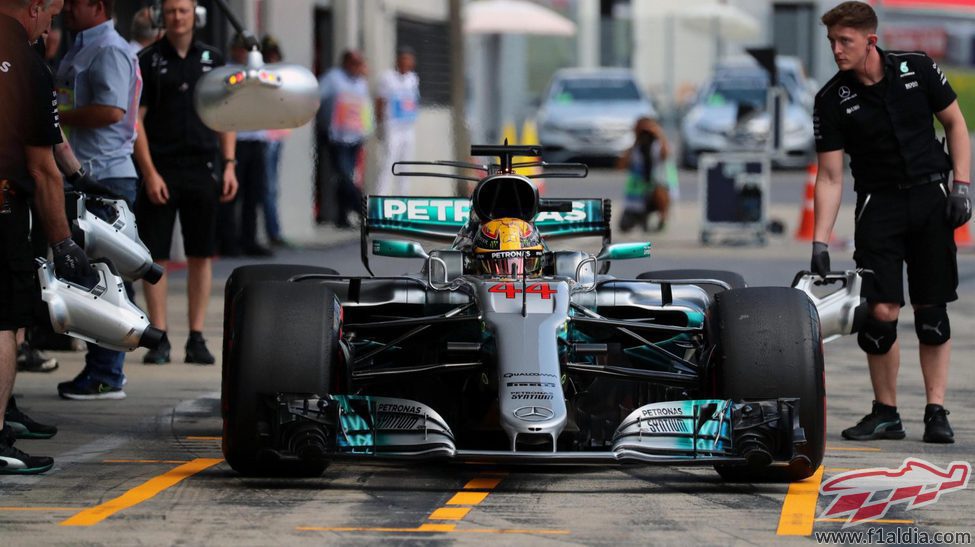 Lewis Hamilton encabeza la tabla de tiempos del viernes