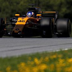 Sergey Sirotkin al volante del RS17 en los Libres 1