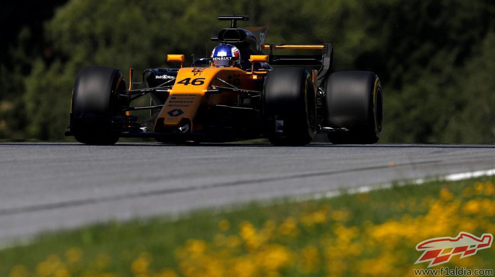 Sergey Sirotkin al volante del RS17 en los Libres 1