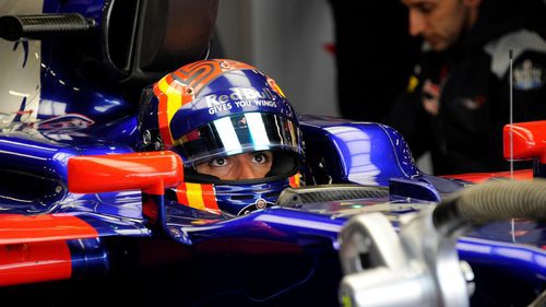Carlos Sainz en el garaje