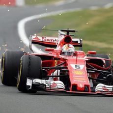 Pinchazos en ambos Ferrari