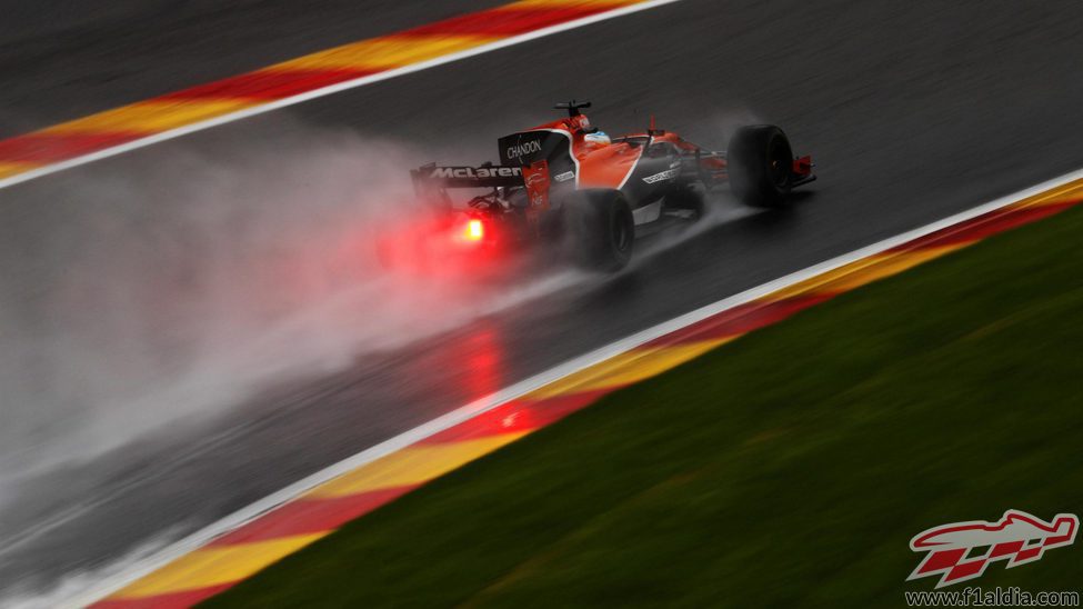 Fernando Alonso en la lluvia de Spa