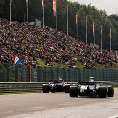 Pilotos ruedan en el circuito belga