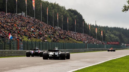 Pilotos ruedan en el circuito belga