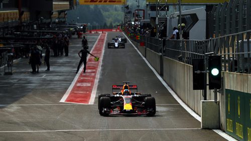 El pit-lane durante la clasificación