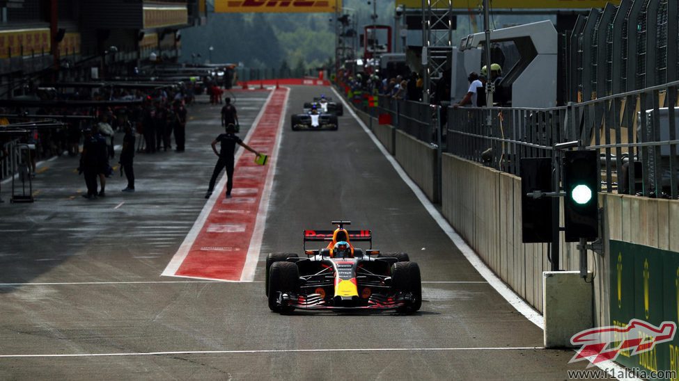 El pit-lane durante la clasificación