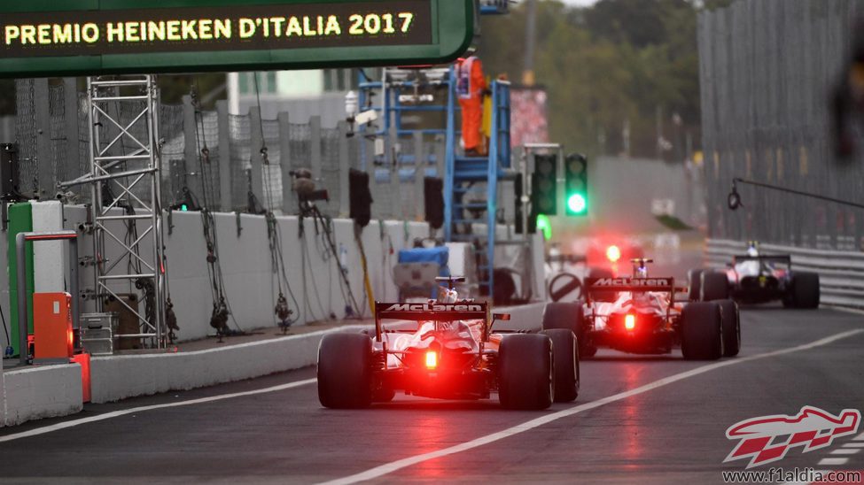 Los McLaren en el pit-lane de Monza
