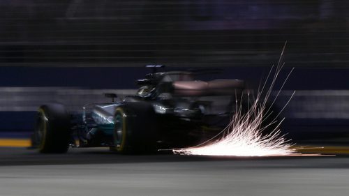 El W08 de Hamilton levanta chispas en Singapur