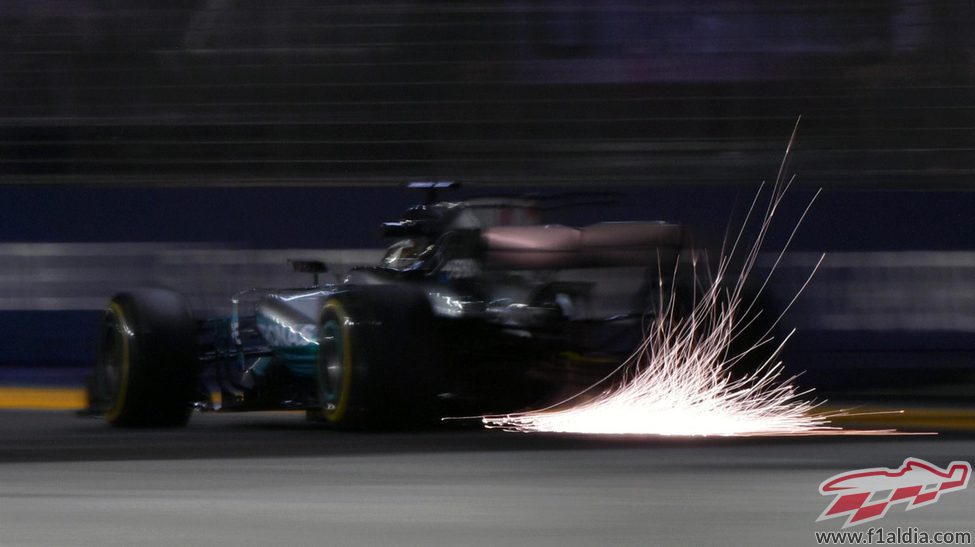 El W08 de Hamilton levanta chispas en Singapur