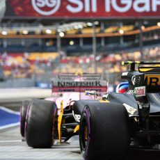 Force India y Renault en el pit-lane de Singapur