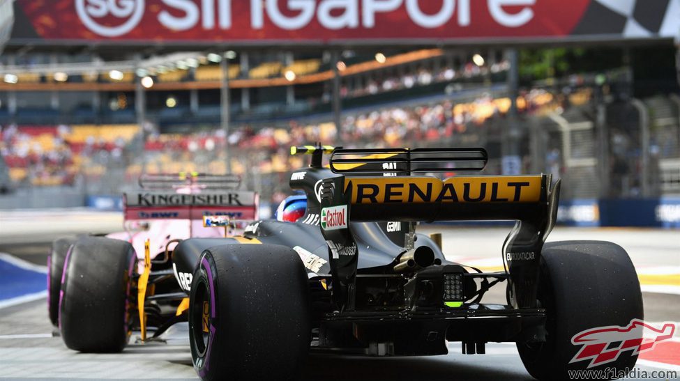 Force India y Renault en el pit-lane de Singapur