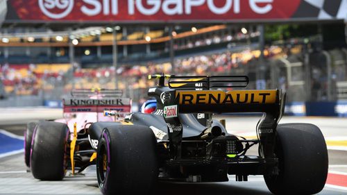 Force India y Renault en el pit-lane de Singapur