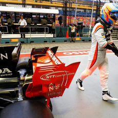 Fernando Alonso en el pit-lane de Singapur