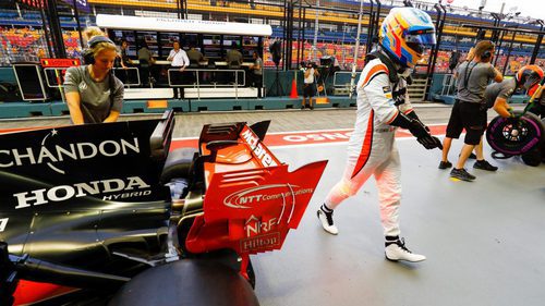 Fernando Alonso en el pit-lane de Singapur